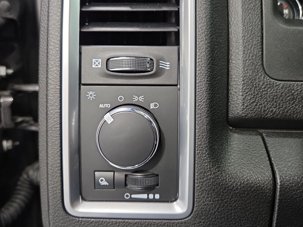 2024 RAM 1500 Classic Warlock Crew Cab 4x4 5'7' Box