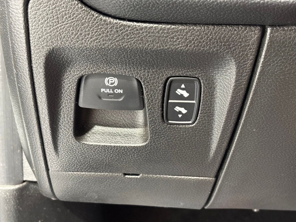 2020 RAM 1500 Big Horn Crew Cab 4x4 5'7' Box