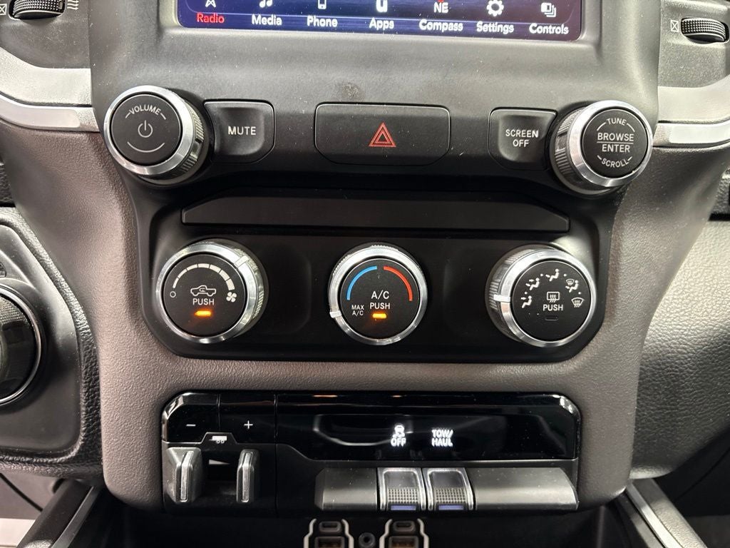 2020 RAM 1500 Big Horn Crew Cab 4x4 5'7' Box