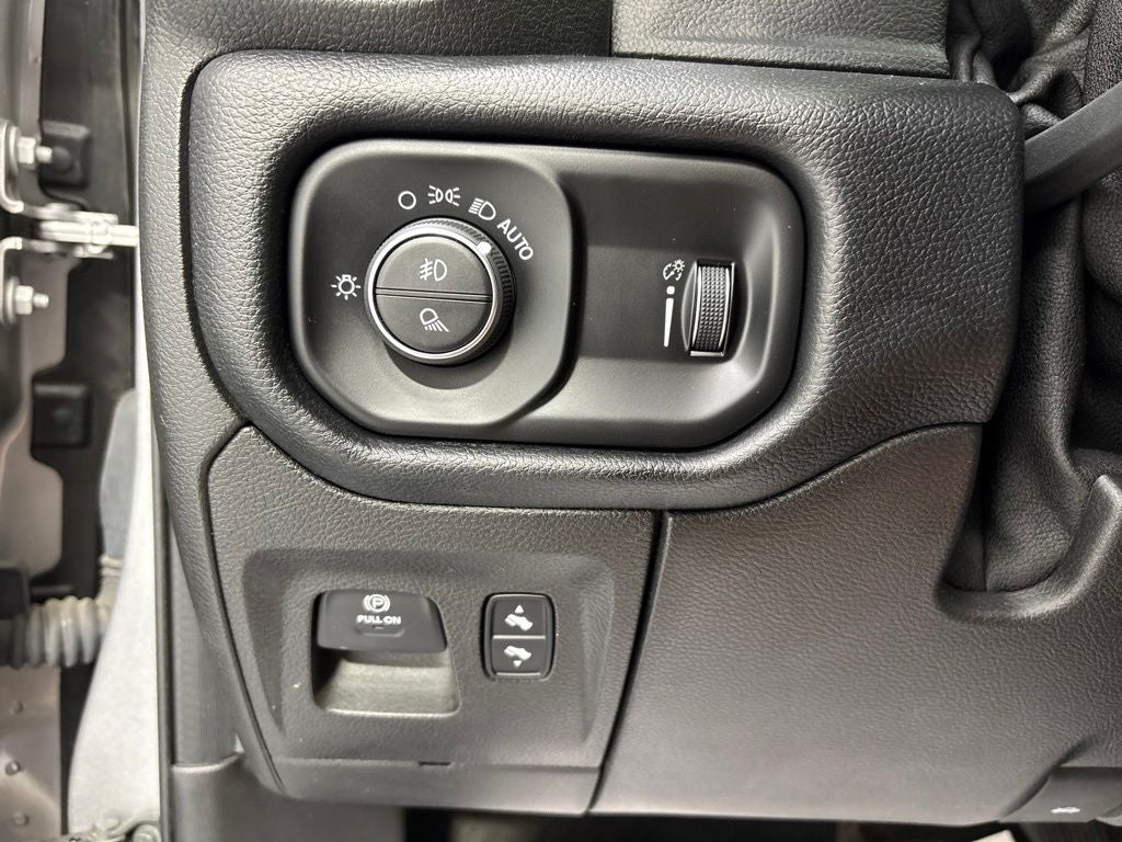 2020 RAM 1500 Big Horn Crew Cab 4x4 5'7' Box