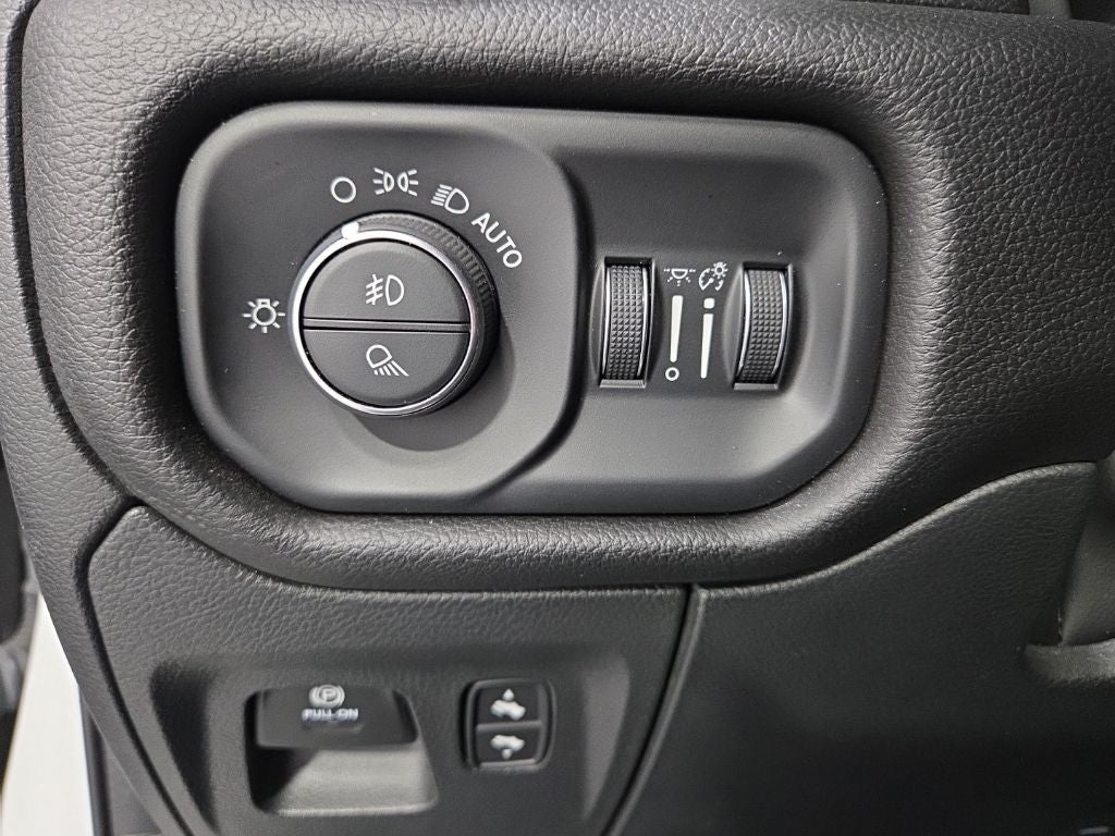 2023 RAM 1500 Laramie Crew Cab 4x4 5'7' Box