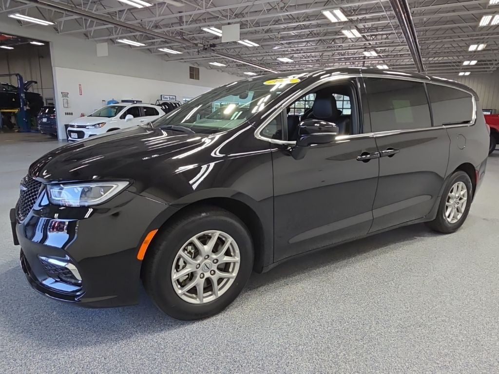 2025 Chrysler Pacifica Select