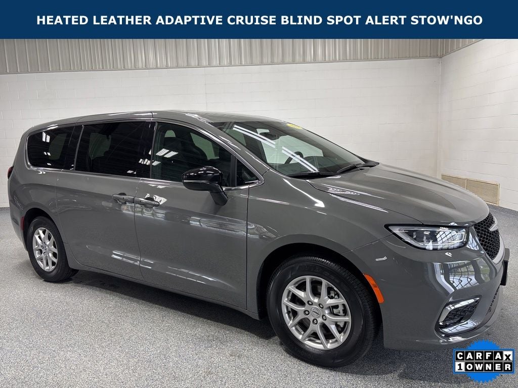 2025 Chrysler Pacifica Select's photo