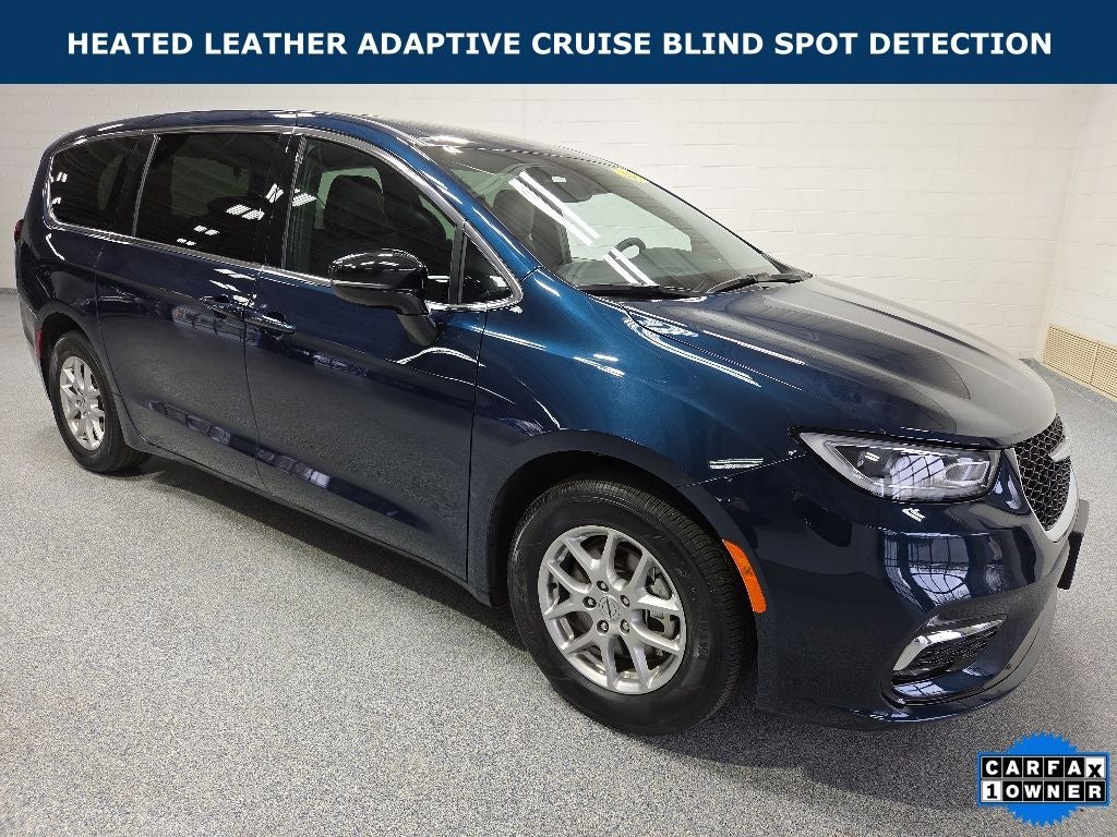 2025 Chrysler Pacifica Select's photo